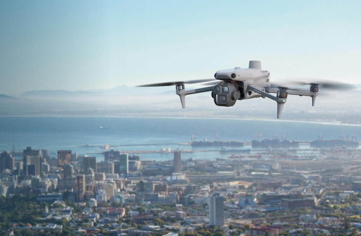 drone sobrevolando ciudad seguridad aerea